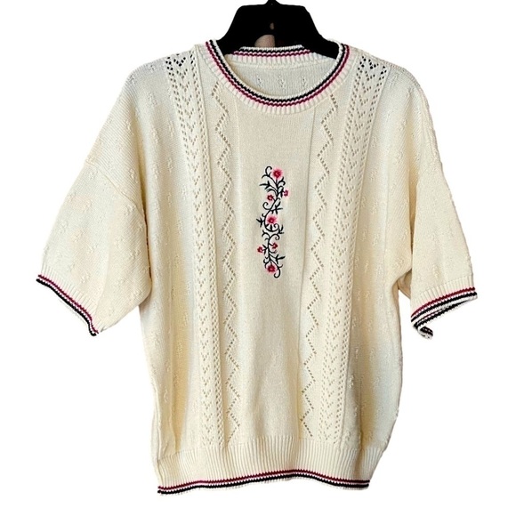 Vintage Tops - Vintage short sleeve sweater with floral embroidery and banded arms and waist